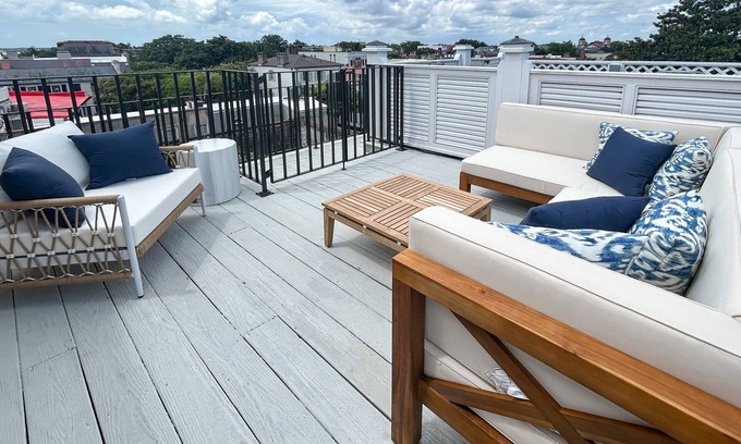 South of Broad Condo | Exceptional Oceanfront Rainbow Row Pied-À-Terre Condo