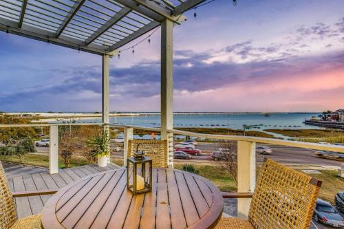 Southeast Pensacola House | Family-Friendly Stay at Rainbow Row - 4-Star Guest Favorite