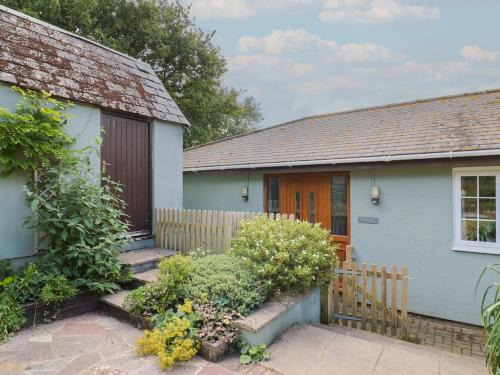 West Buckland House | Rainbow View: Family-Friendly Hotel with Pool & Pet Access