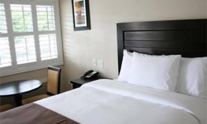 Downtown Riverside Hotel | Experience Comfort at Raincross Hotel with Pool & Spa