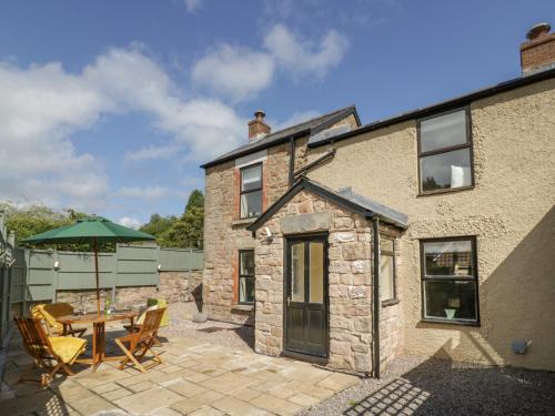 Cinderford House | Relax at Rainforest Cottage: Pet & Child Friendly Retreat