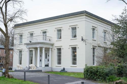 Rainhill Hotel | Discover RainHill Hall Hotel: Family-Friendly with a Hot Tub
