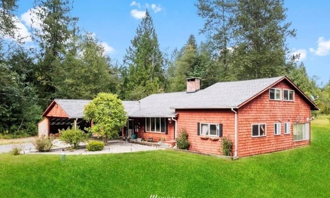 Mineral House | Experience Rainier Estates: 5 Acres with Hot Tub & Events