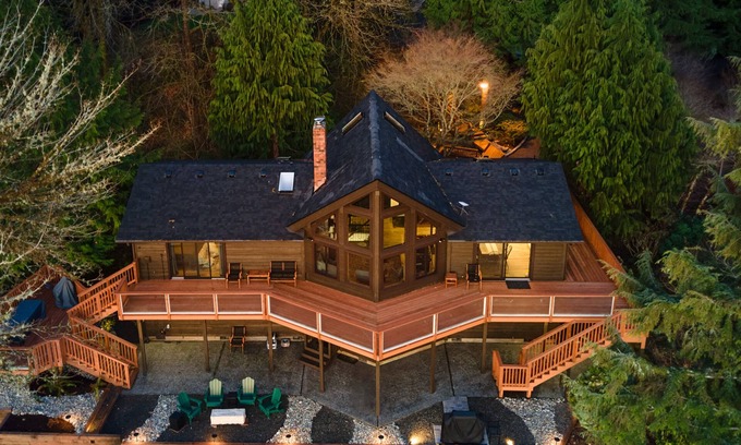 Olympia House | Unforgettable Rainier View Waterfront Retreat for 15 Guests