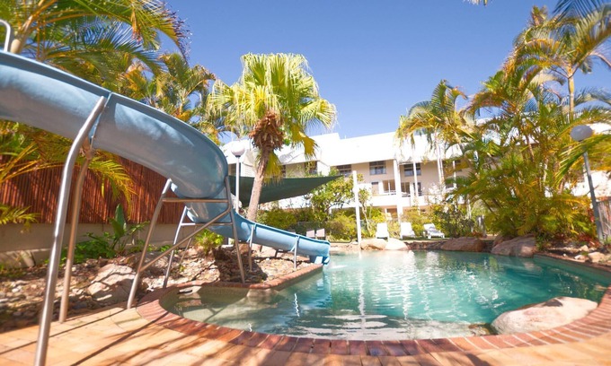 Moffat Beach Apartment | Oceanfront Raintrees Resort: Family-Friendly Retreat