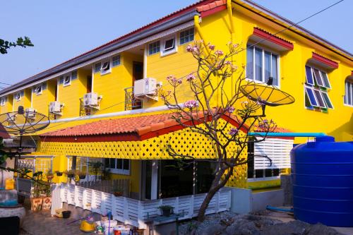 Ko Sichang House | Inviting Rak Ban Kerd House: Pet-Friendly & Breakfast Included