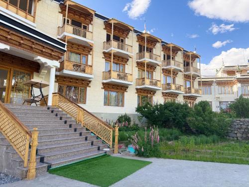 Leh House | Raku Guest House: Family-Friendly Stay with Top Ratings!