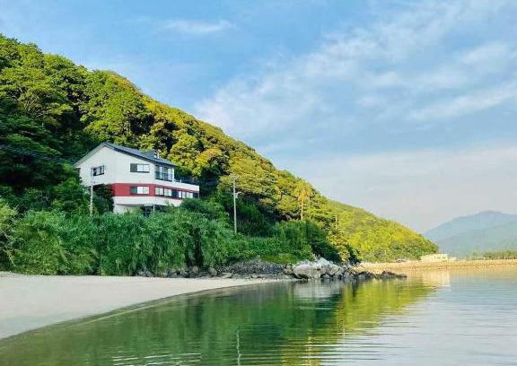 Itoshima House | Rakusansui Villa: 4-Star Oceanfront Retreat with Hot Tub