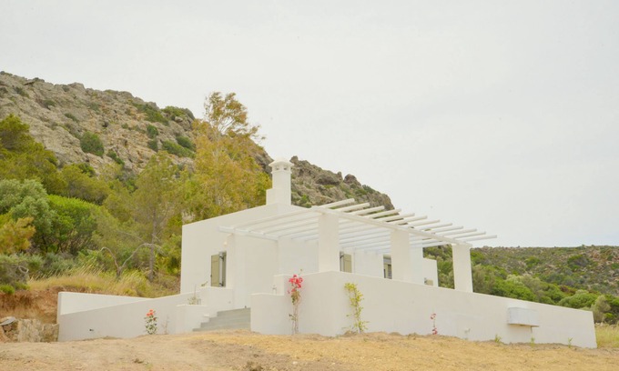 Milos Cottage | Ralaki Cottage 2: Cozy Ocean View Retreat with Breakfast