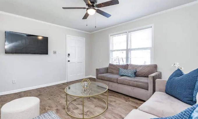 Southwest Raleigh House | Raleigh House with Master Suite & Spa Near Attractions