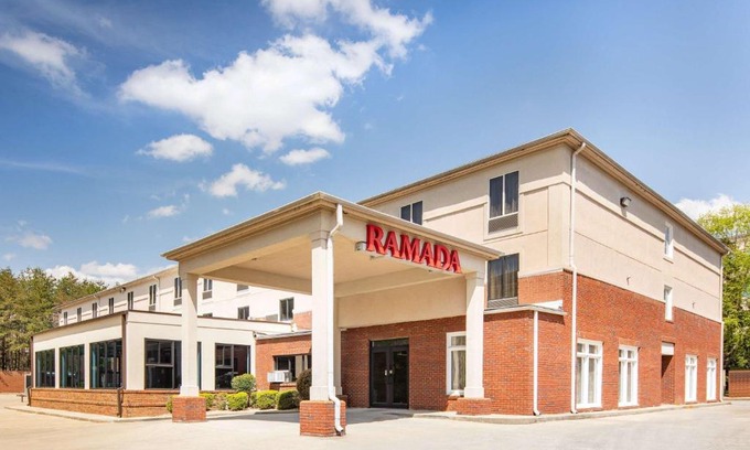 Alpharetta Hotel | Discover Ramada by Wyndham Alpharetta with Pool & Breakfast
