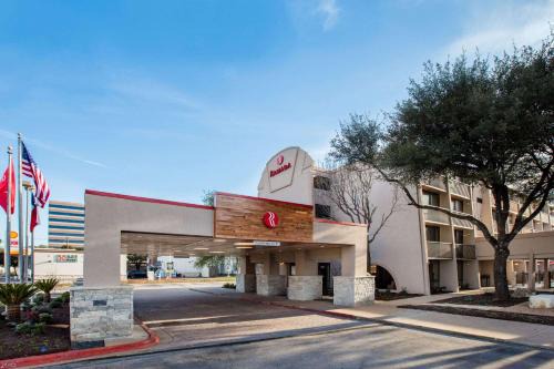 Franklin Park Hotel | Convenient Ramada by Wyndham Austin South with Pool Access