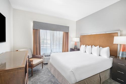 West Park Community Hotel | Pet-Friendly Ramada by Wyndham Bakersfield with Hot Tub