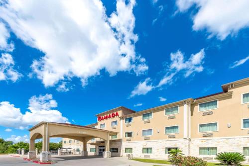College Station Hotel | Discover Ramada by Wyndham College Station with Pool & Breakfast