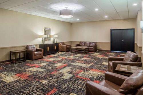 Grand Forks Hotel | Pet-Friendly Ramada by Wyndham with Ocean View Amenities
