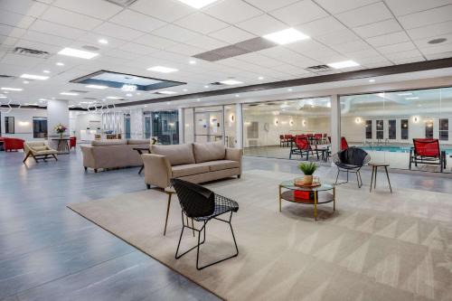 Windsor Locks Hotel | Pet Friendly Retreat at Ramada by Wyndham Windsor Locks