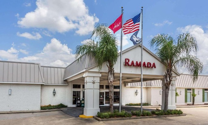 Bayou Cane Hotel | Welcoming Ramada by Wyndham Houma with Pool & Pet-Friendly Stays