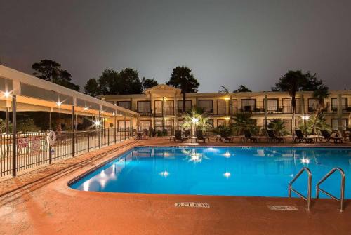 Humble Hotel | Discover Ramada by Wyndham near Houston Airport with Pool