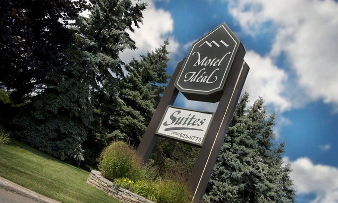 Laval Hotel | Ideal Motel: Family-Friendly Stay with Breakfast & Kitchen