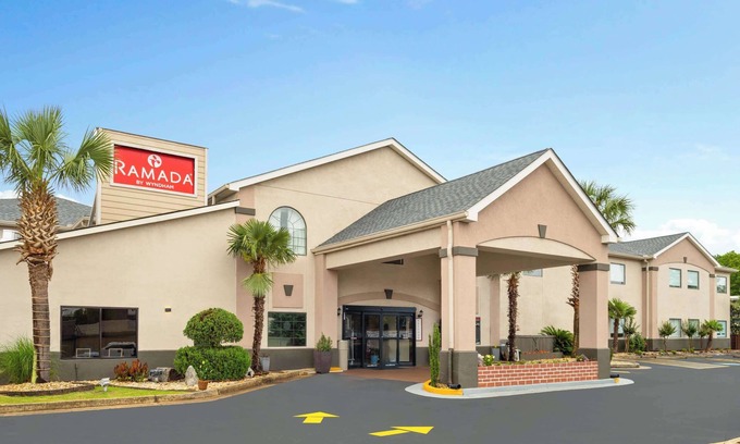 Locust Grove Hotel | Discover Ramada by Wyndham Locust Grove with Pool & Breakfast