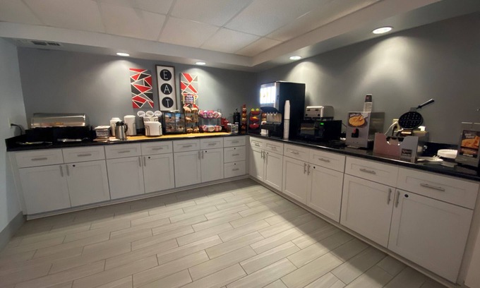 Luling Hotel | Convenient Stay at Ramada by Wyndham Luling with Pool