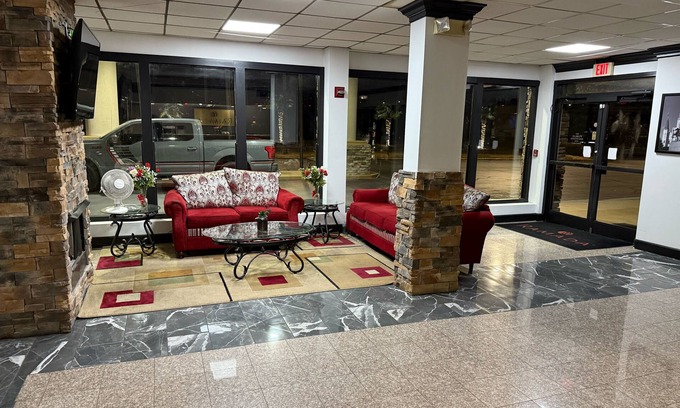 Macon Hotel | Relax at Ramada by Wyndham Macon with Pool & Dining