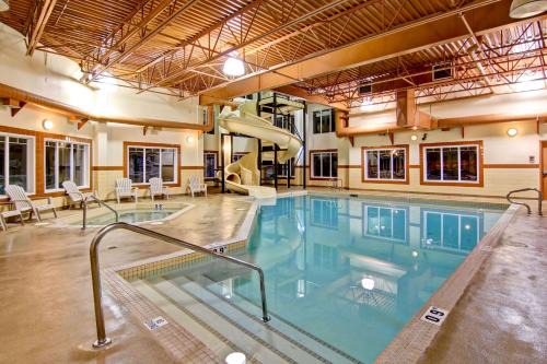 Ponoka Hotel | Pet-Friendly Retreat at Ramada by Wyndham Ponoka