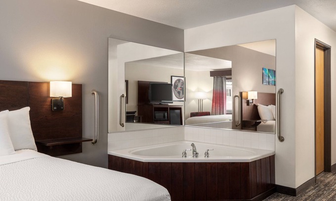 Richland Center Hotel | Discover Ramada by Wyndham Richland Center: Pool & Dining