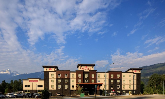 Revelstoke Hotel | Inviting Ramada by Wyndham Revelstoke with Pool & Spa