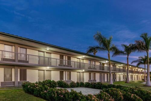 Whitfield Hotel | Enjoy Oceanfront Comfort at Ramada by Wyndham Sarasota