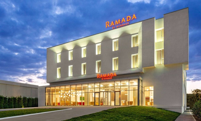 Tirgu Jiu Hotel | Elegant Ramada by Wyndham Targu JIU with Spa & Pool