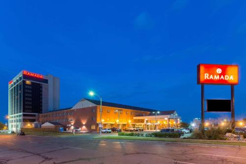 Downtown Hotel | Discover Ramada by Wyndham Topeka: Pet-Friendly Retreat