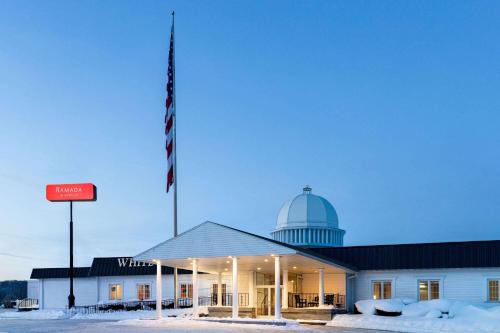 Richland Center Hotel | Welcoming Ramada by Wyndham Richland Center with Pool & Breakfast