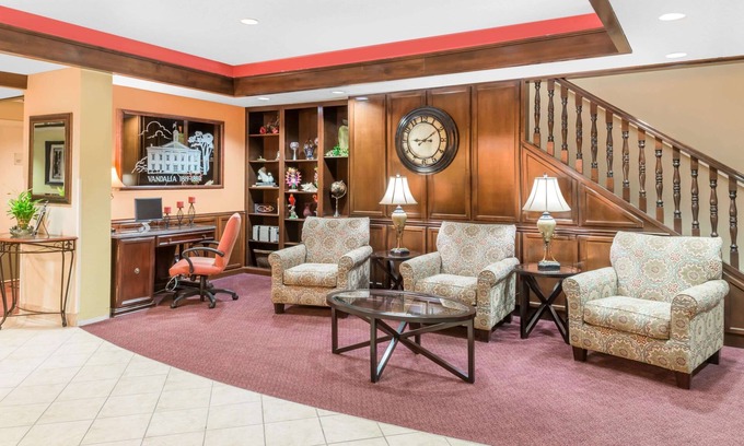 Vandalia Hotel | Discover Ramada by Wyndham Vandalia with Pool & Breakfast