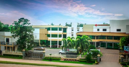 Ekala Hotel | Relax at Ramada Katunayake: Pool, Breakfast & Family Friendly
