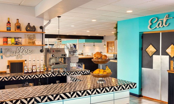 Nasons Corner Hotel | Discover Ramada Plaza by Wyndham Portland with Pool & Dining