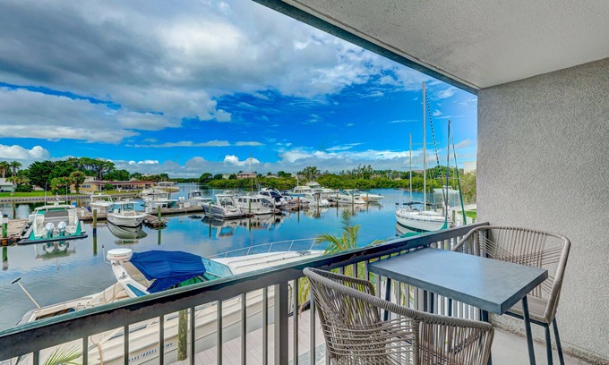 Trailer Estates Hotel | Ramada Sarasota Condo Hotel: Poolside Stay with Balcony