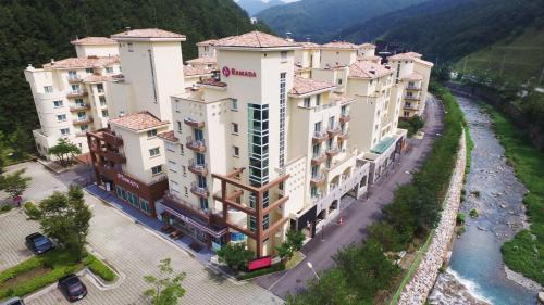 Taebaek Hotel | Discover Comfort at Ramada Taebaek Hotel with Hot Tub