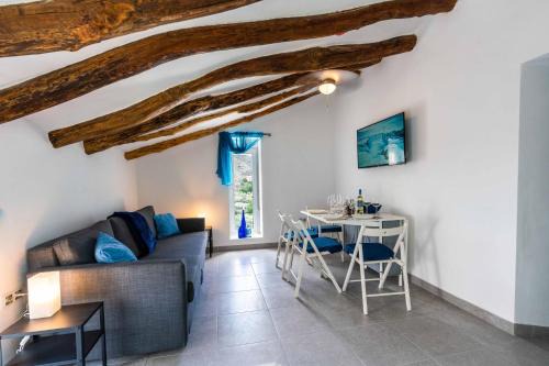 Locaiba Apartment | Relaxing Self-Catering Apartment with Pool & Hot Tub in Oria