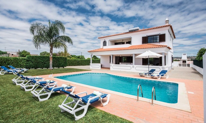 Vale de Carro Villa | Ramos Villa: Private Pool & Garden in Olhos de Agua