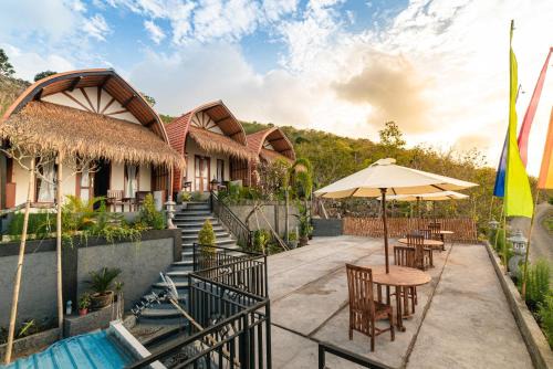 Klumpu House | Cozy Ramp Cottage: Family-Friendly with Breakfast Included
