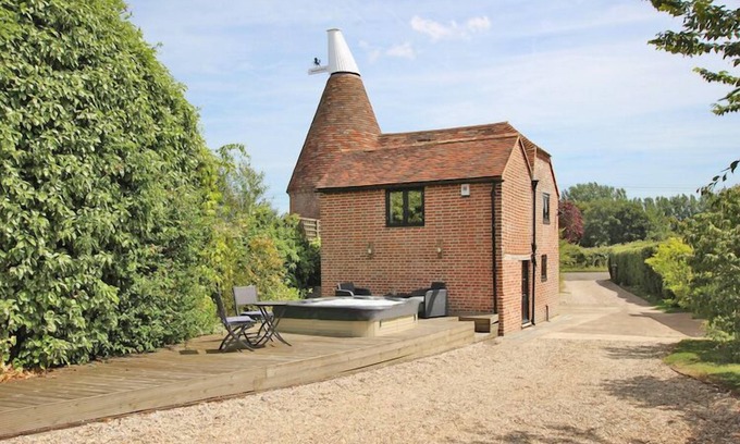 Ashford Cottage | Ramsden Farm Oast - Unique Stay in Kent with Hot Tub & Spa