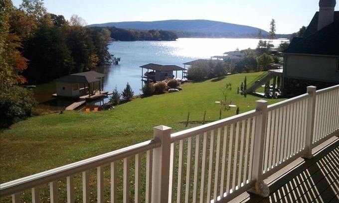 Huddleston House | Escape to Ramsey's Retreat: Scenic Views & Water Activities