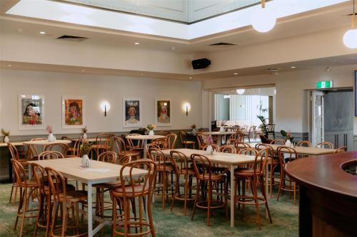 Henley Beach Hotel | Ramsgate Hotel: Family-Friendly Stay with Breakfast Included