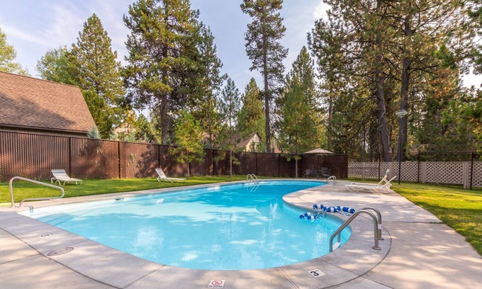 Sunriver Cabin | Serene Cabin Retreat with Private Hot Tub & Spa Amenities