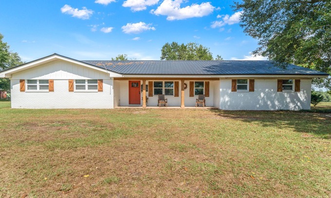 Laurel Hill House | Ideal Ranch Getaway for Large Groups, Minutes from the Beach