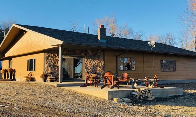 St. Charles Cabin | Ranch Getaway, river hills, sleeps 20