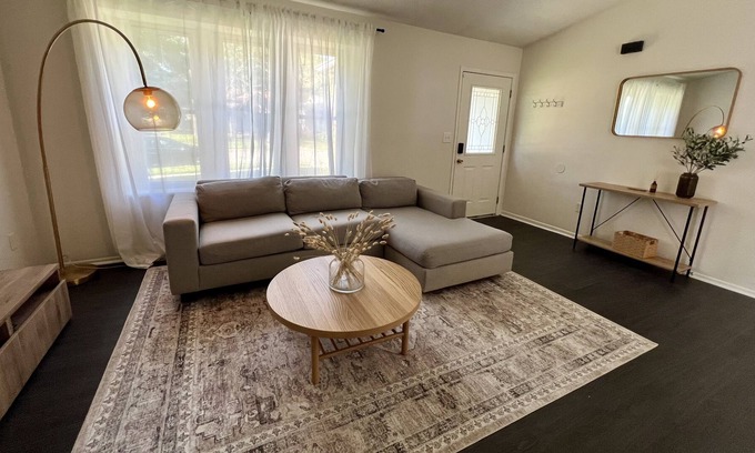 Easton House | Ranch Home 5 minutes to Easton/Airport. Pet-Friendly!