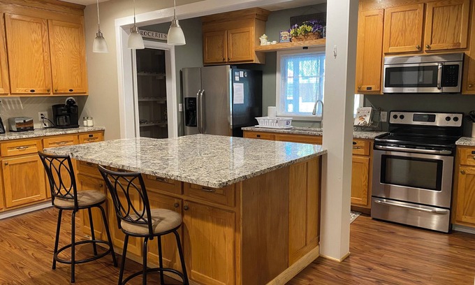 Tallapoosa House | Prime Location: Walk to Town with Ocean Views and Breakfast