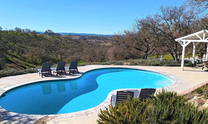 Paso Robles House | Enchanting Ranch House Estate with Vineyard Views & Pool